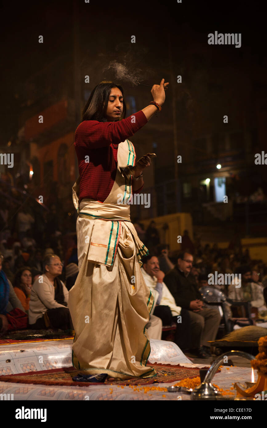 Weihrauch Dasaswamedh Ghat, Ganga Aarti vedischen Puja Zeremonie Priester brennen, Varanasi, Uttar Pradesh, Indien Stockfoto