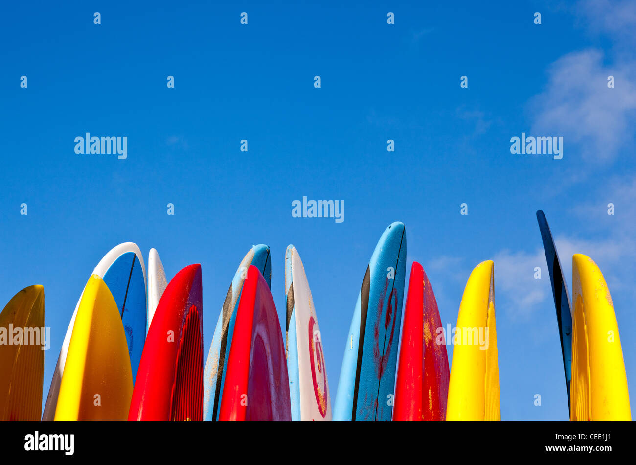 Surfboard row-Satz der anderen Farbe surfen Surfboards in einem Stapel von Ocean Stockfoto