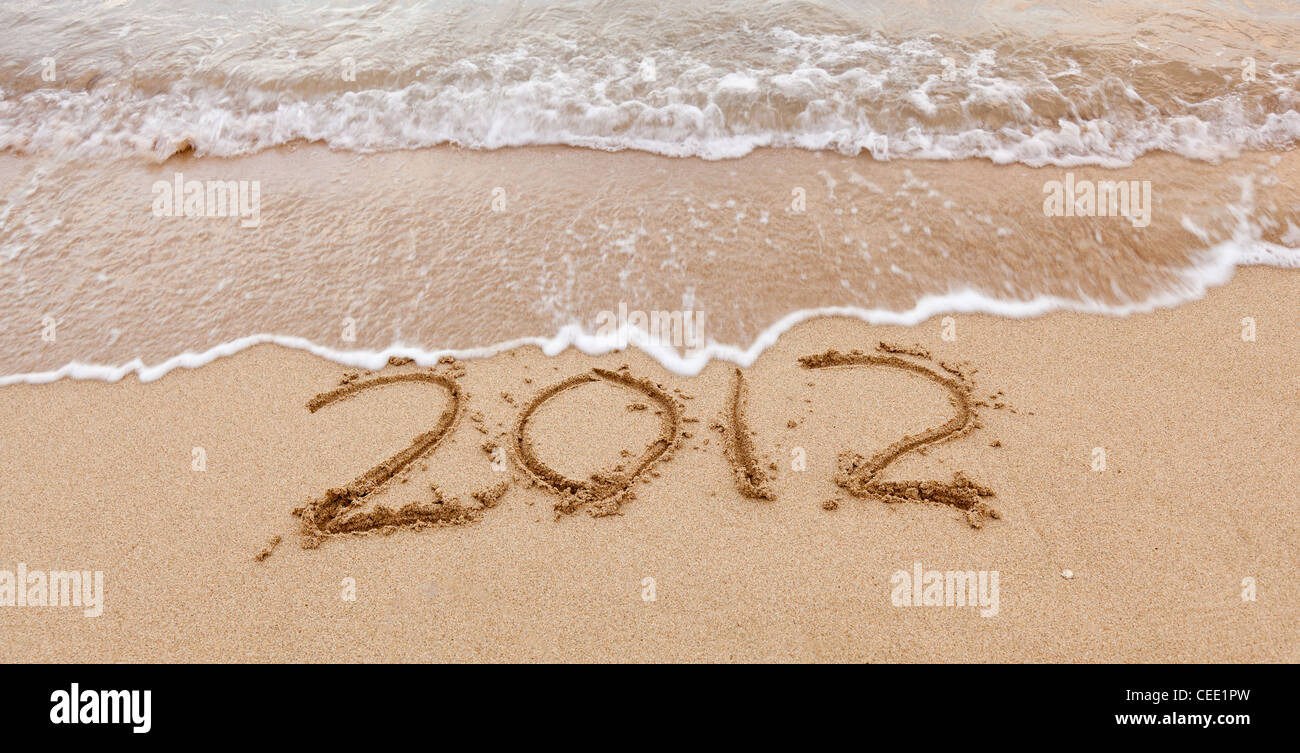 2012 im Sand am Strand mit Wellen des Meeres beginnt, löschen Sie das Wort geschrieben Stockfoto