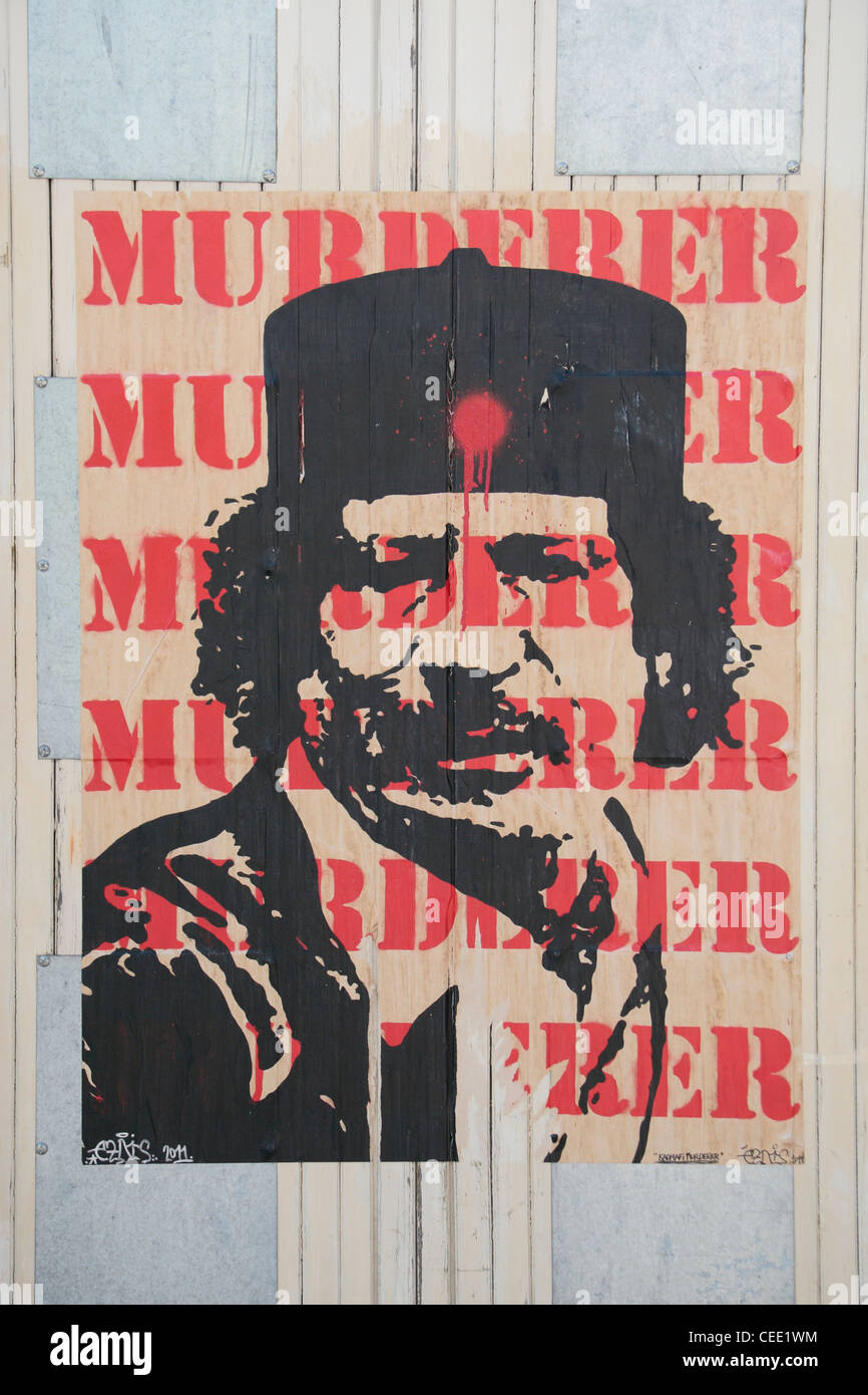 Poster mit Gesicht des ehemaligen libyschen Führer Muammar Gaddafi mit 'Mörder' gestempelt über es, Reims, Champagne-Ardenne, Frankreich. Stockfoto