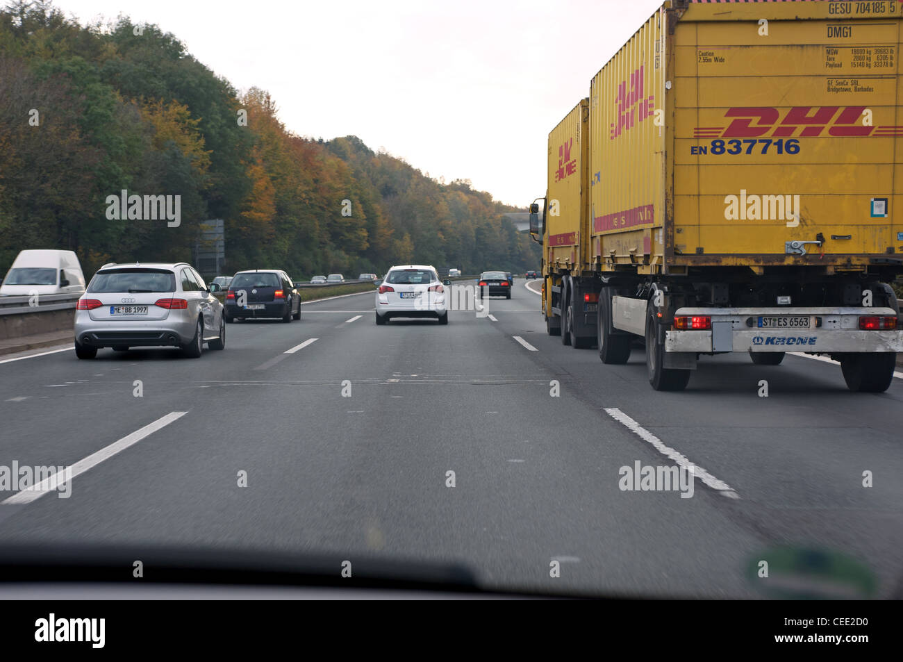 DHL-Lieferwagen auf einer deutschen autobahn Stockfoto