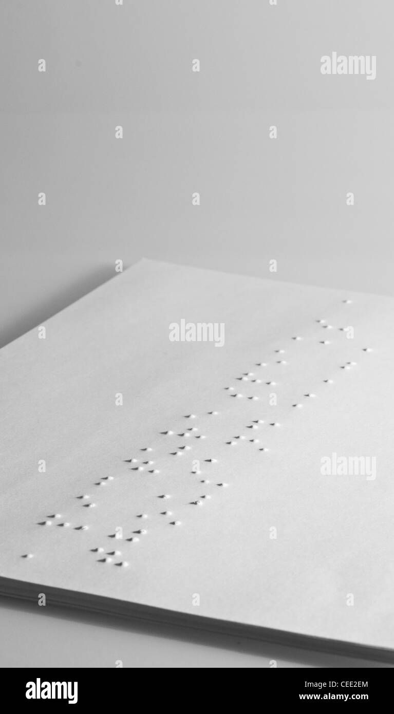 Stapel von weißem Papier mit Blindenschrift auf oberste Blatt Stockfoto
