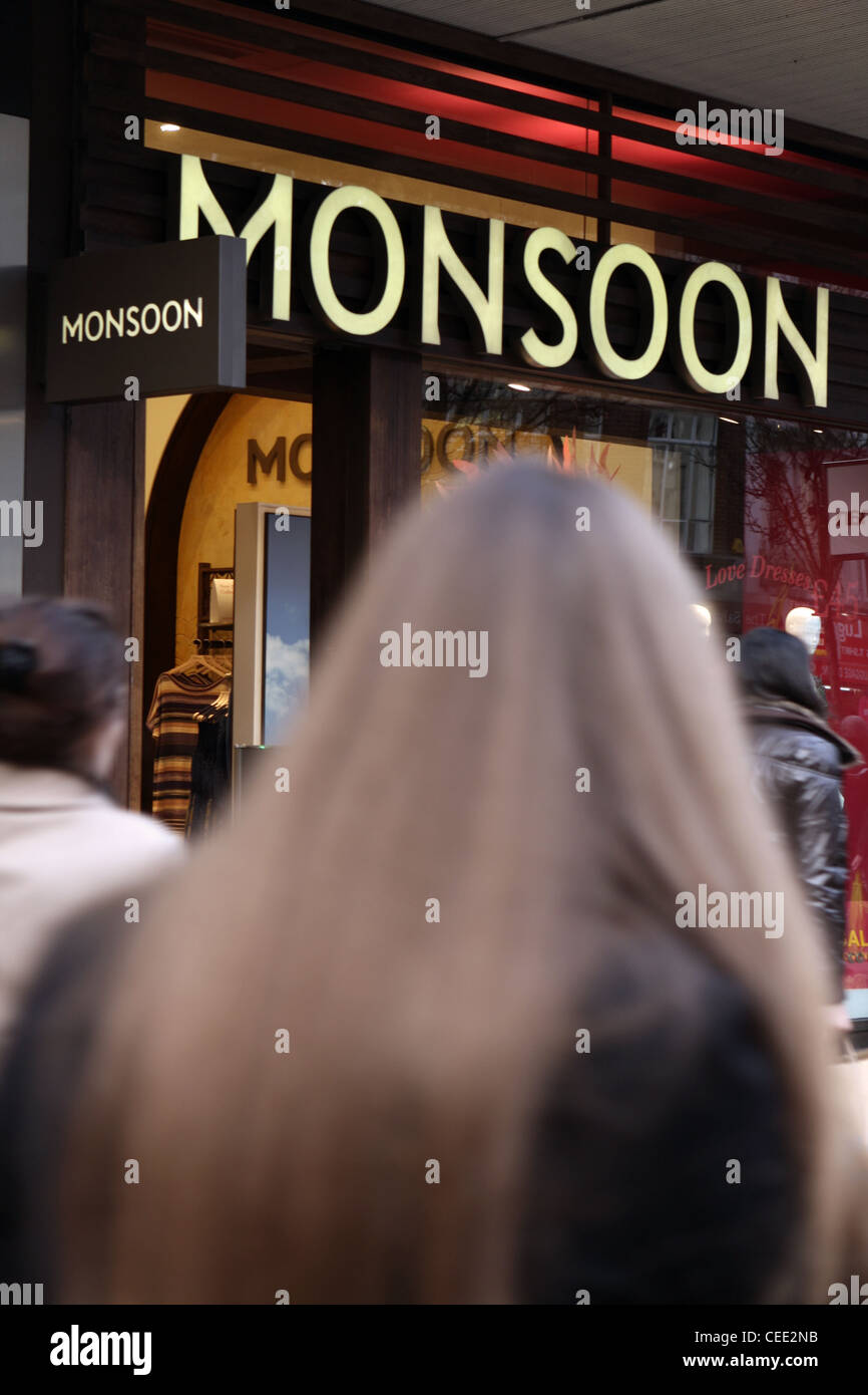 Ein Monsun-Store in der Oxford Street, London, mit dem Kopf einer Frau zu Fuß übergeben Stockfoto
