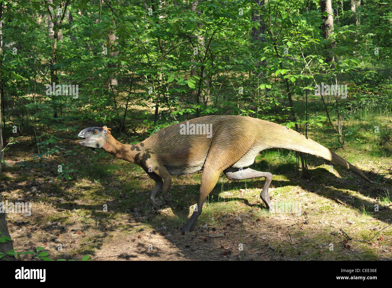 Leben Größe Statue eines Dinosauriers in Waldlandschaft Stockfoto