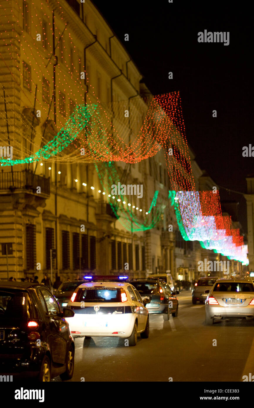 Nacht in Rom mit Lichterketten in den Farben der italienischen Flagge Stockfoto