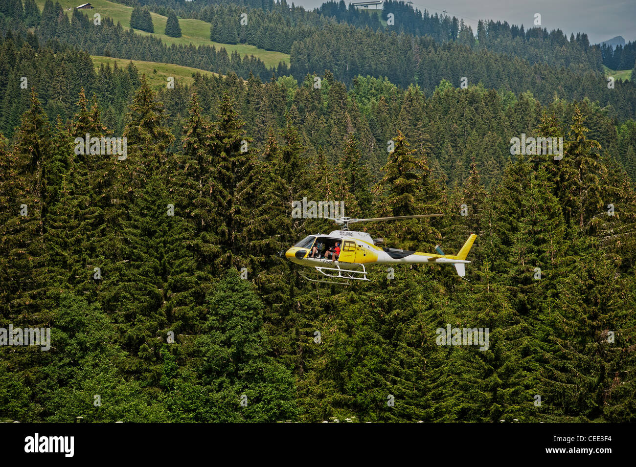 Mont Blanc Helikopter mit Filmteam über zu landen. Megève Megève mountain Flughafen französischen Rhone Alpen. Frankreich. Europa, EU Stockfoto