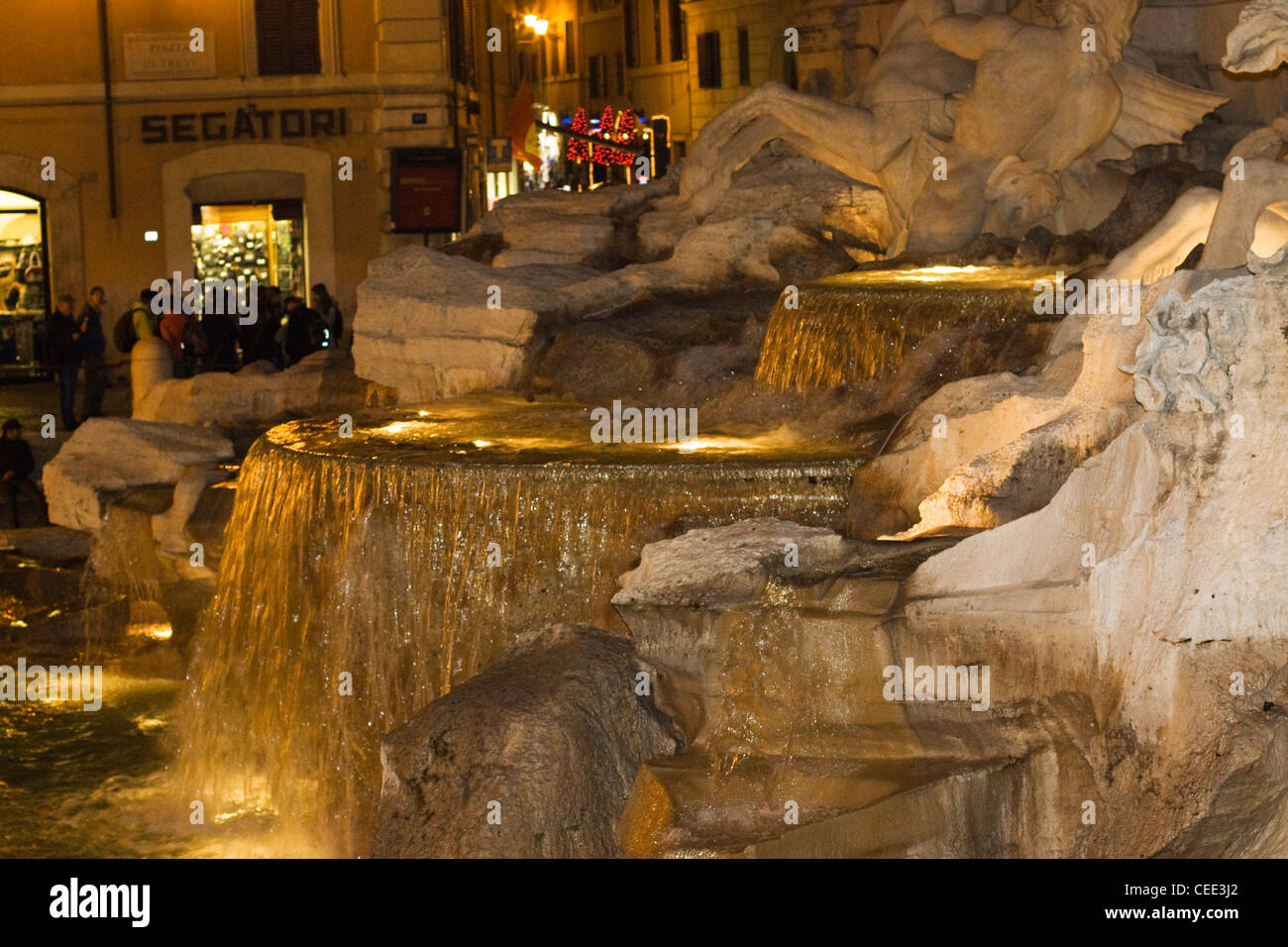 Der Trevi-Brunnen in der Mitte von Rom Italien Lite bis nachts die Fontana di Trevi Stockfoto