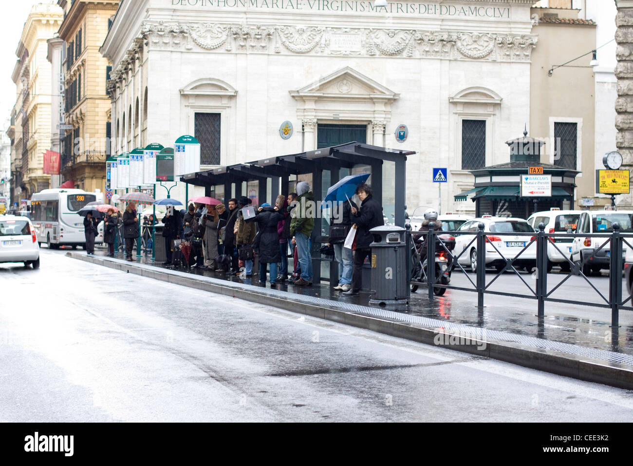 Öffentlichkeit warten auf dem Bus auf den Straßen von Rom Italien Stockfoto