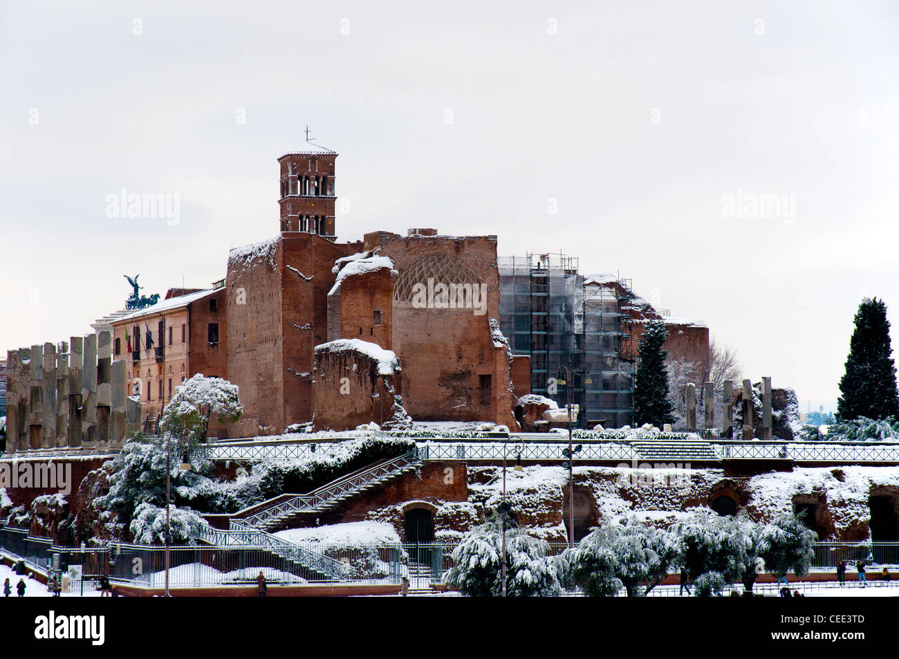 Schneebedeckte, Blick auf den Tempel der Venus und Roma in Rom Italien Stockfoto