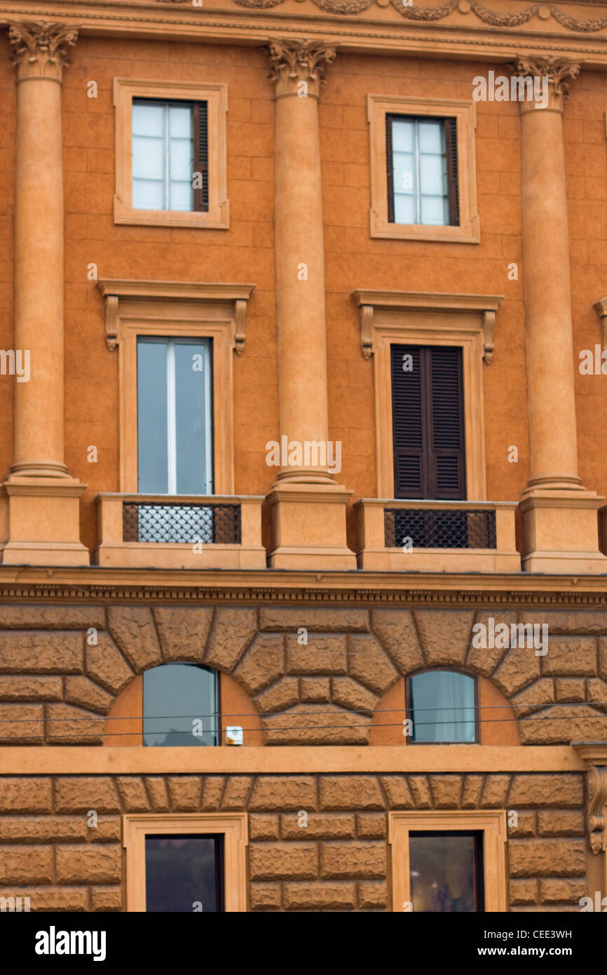 Gebäude mit traditionellen Fenster in Rom Italien Stockfoto