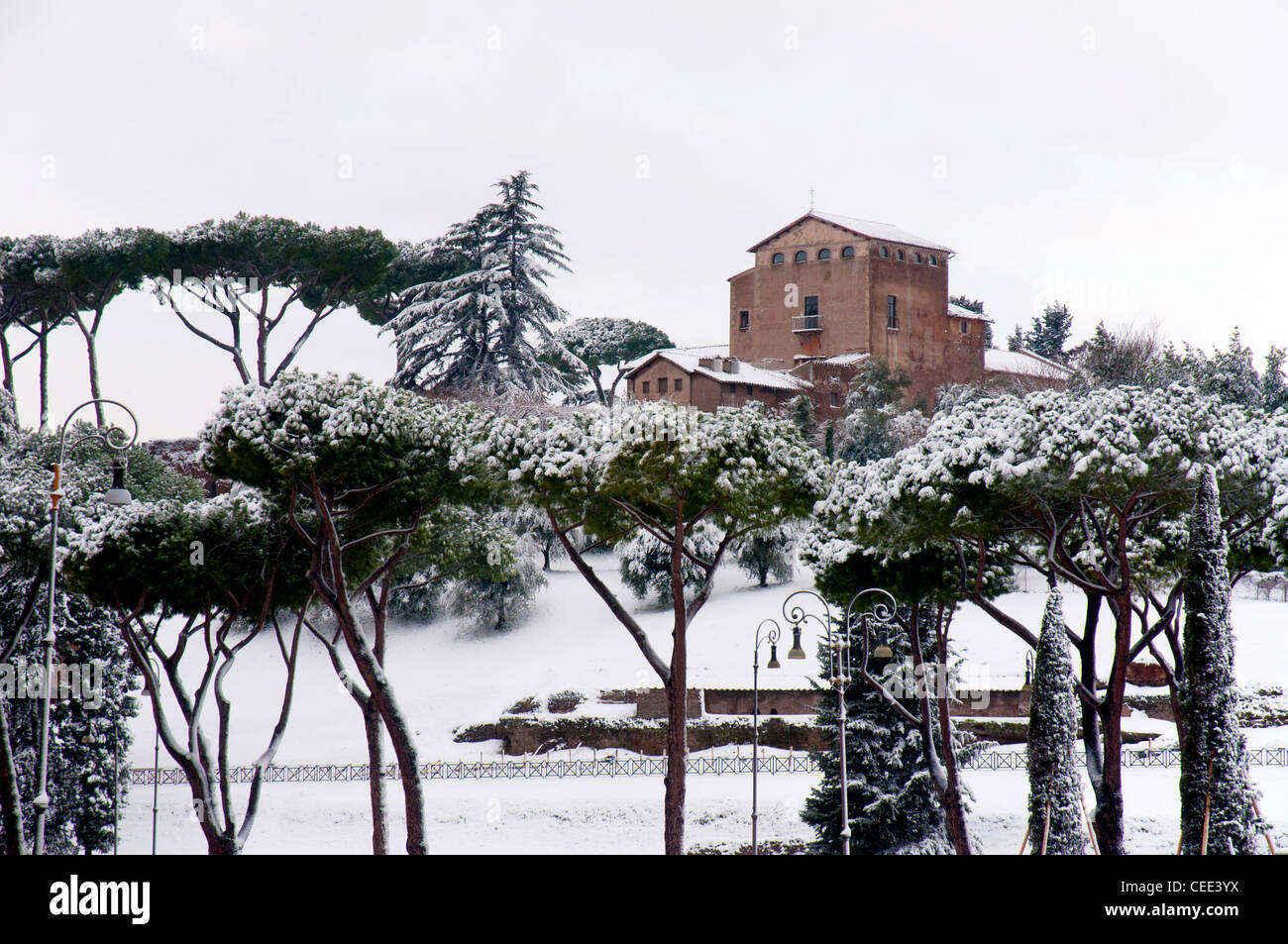 Schneebedeckte, Blick auf die Chiesa di San Bonaventura al Palatino, Rom Italien Stockfoto