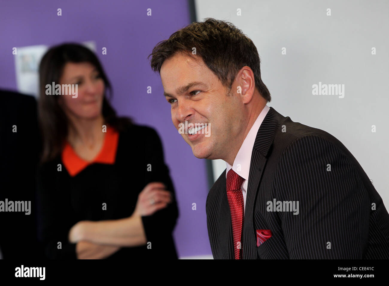 Drachen-Den TV-Star und Business Mann Peter Jones im Gespräch mit Studenten in seinem Peter Jones Enterprise Academy in Chichester. Stockfoto