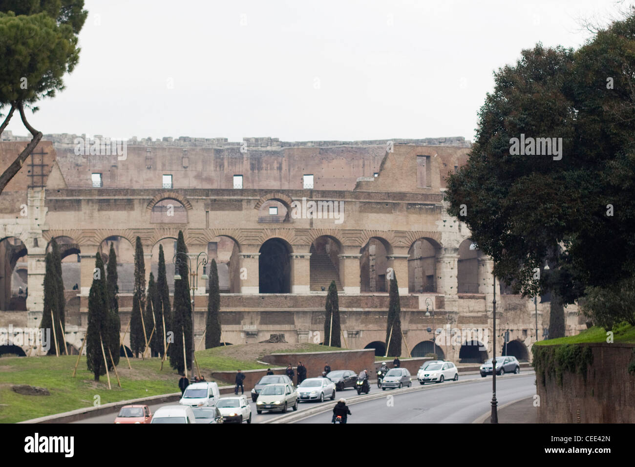 Blick auf das Kolosseum von Straßen von Rom Italien Stockfoto