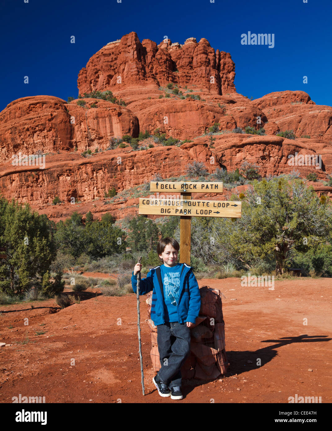 Junge im Bell Felsenpfad mit Wander-stick Stockfoto
