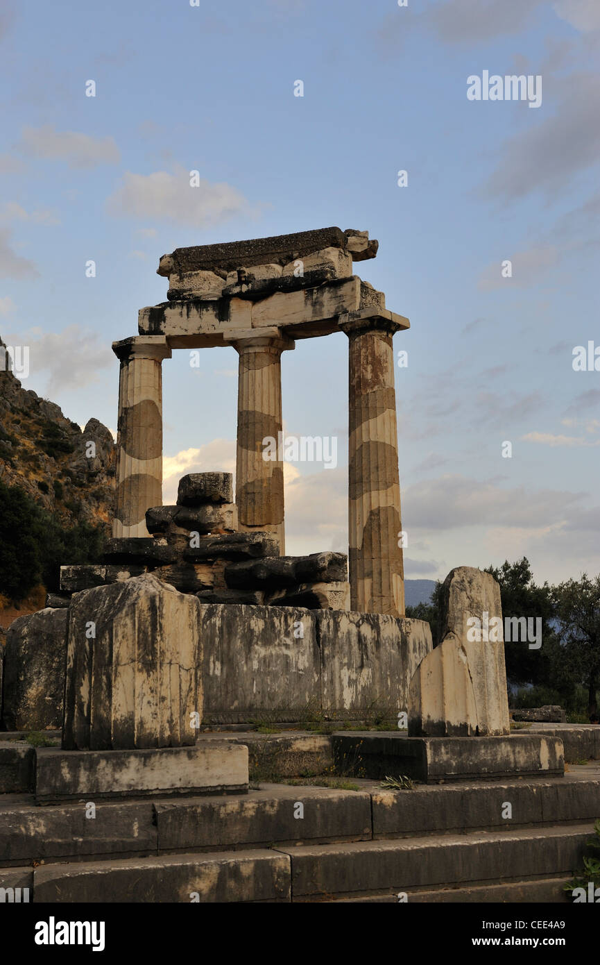 Die Tholos in der spektakulären Website unter Delphi; Sterea Ellada, Griechenland. Stockfoto