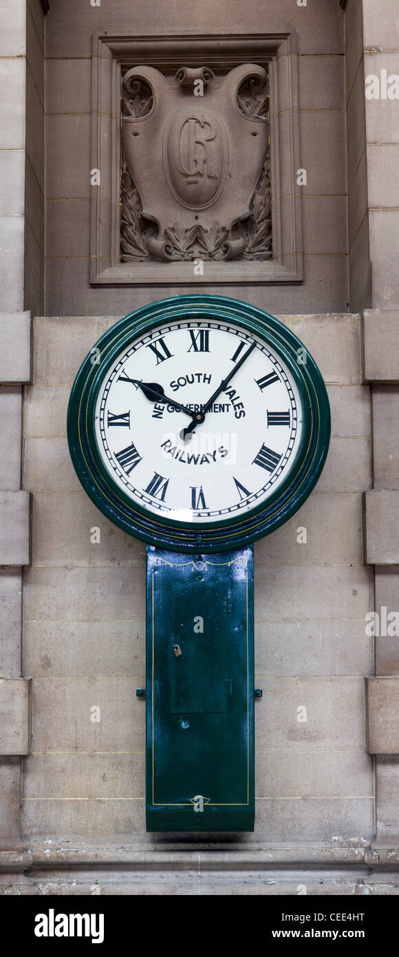 Uhr mit Logo Regierung von New South Wales Eisenbahnen, Hauptbahnhof, Sydney, Australien Stockfoto