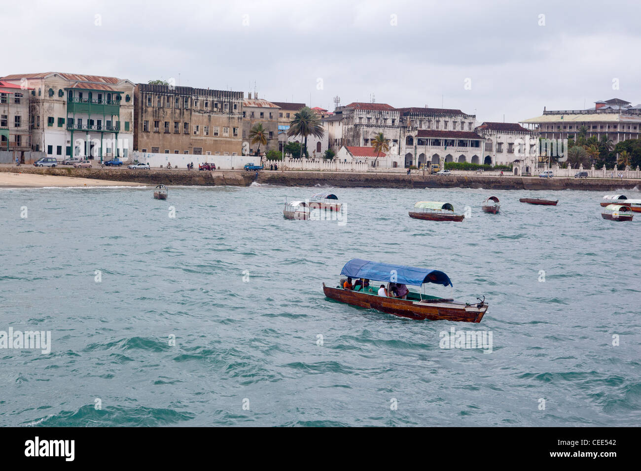 Alte Gebäude von Stone Town Hafen und Uferpromenade Insel Sansibar, Tansania Stockfoto