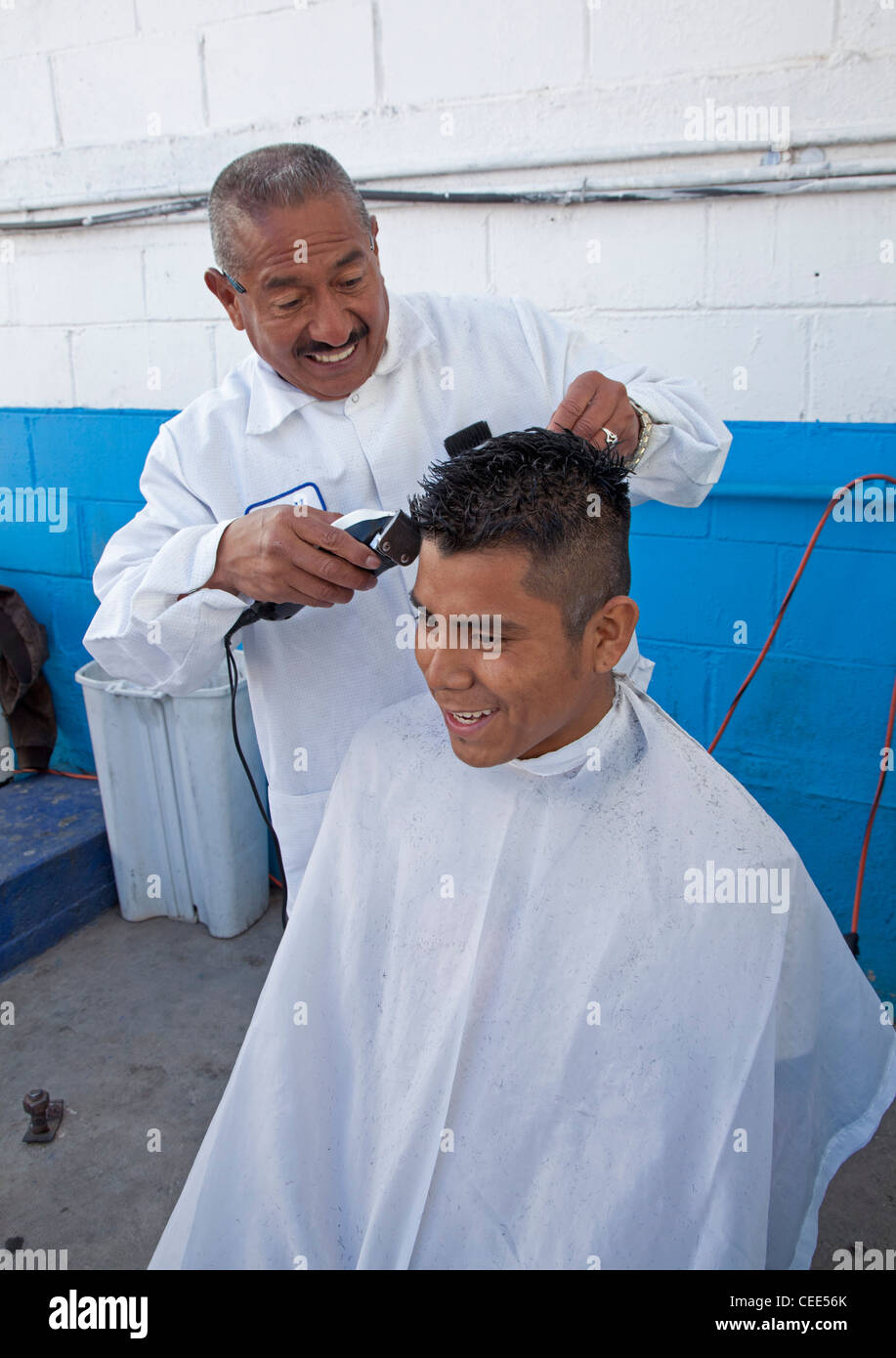 Friseur für anderen Deportierten aus USA schneidet Haare abgeschoben Stockfoto
