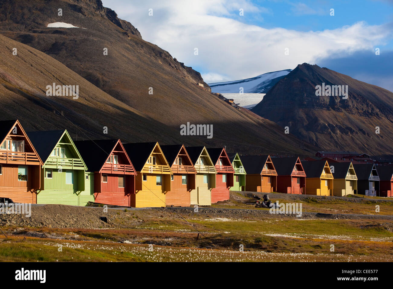 Holzhäuser in Longyearbyen, die größte Siedlung der Inselgruppe Svalbard, Norwegen. Stockfoto