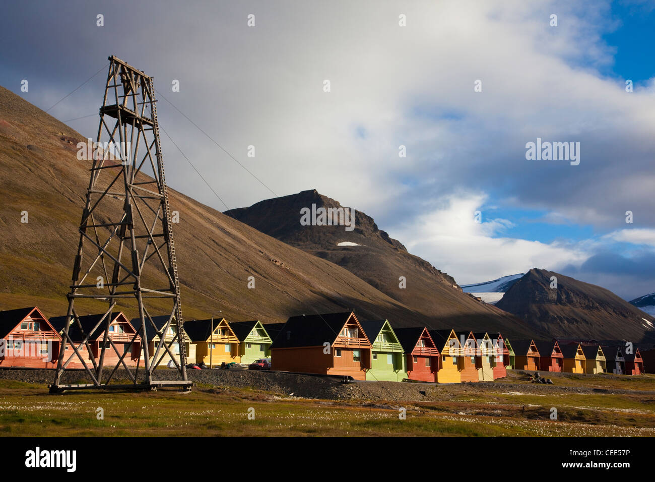 Holzhäuser in Longyearbyen, die größte Siedlung der Inselgruppe Svalbard, Norwegen. Stockfoto Holzhäuser in Longyearbyen, die größte Siedlung der Inselgruppe Svalbard, Norwegen. Stockfoto