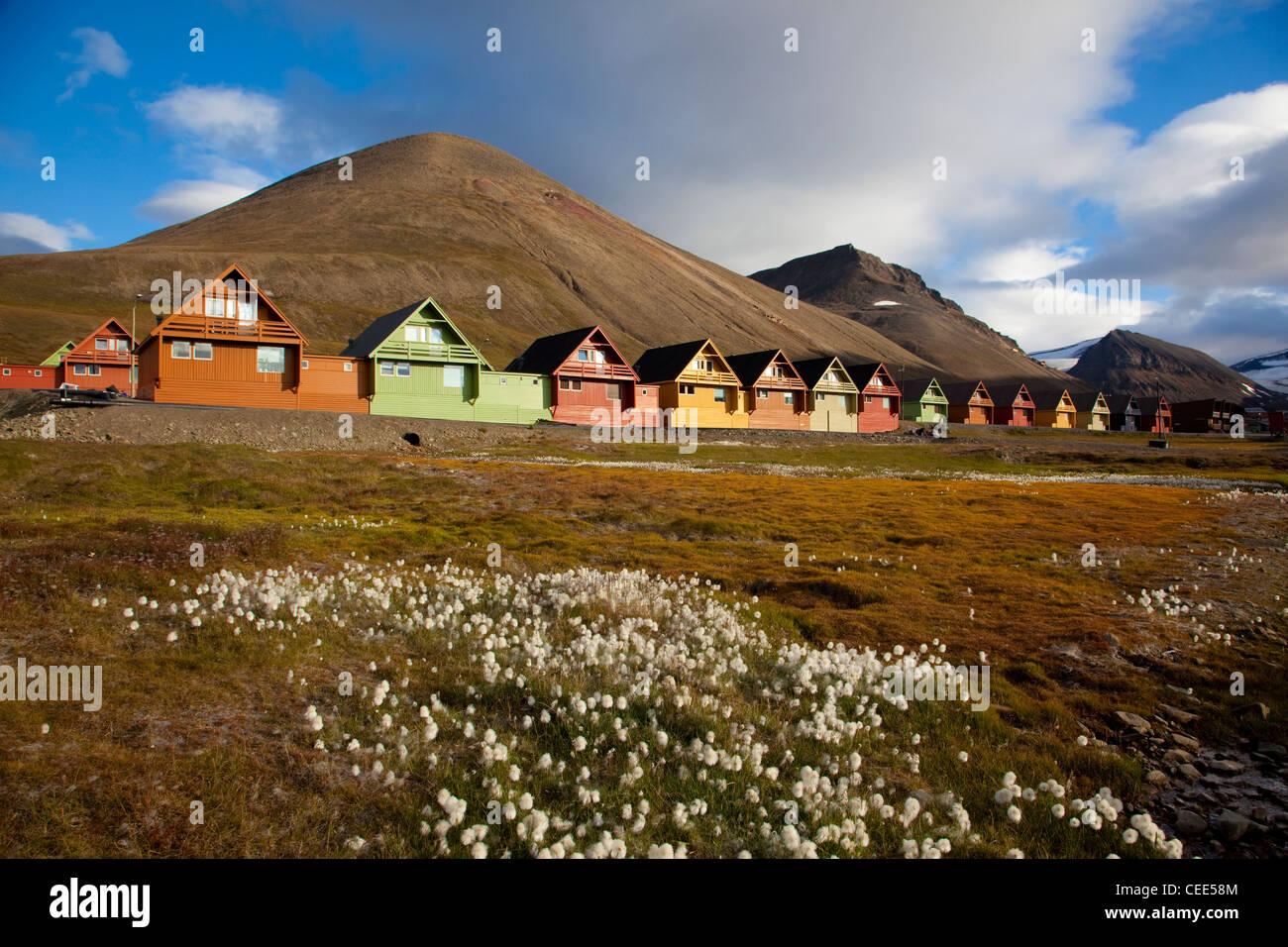 Holzhäuser in Longyearbyen, die größte Siedlung der Inselgruppe Svalbard, Norwegen. Stockfoto