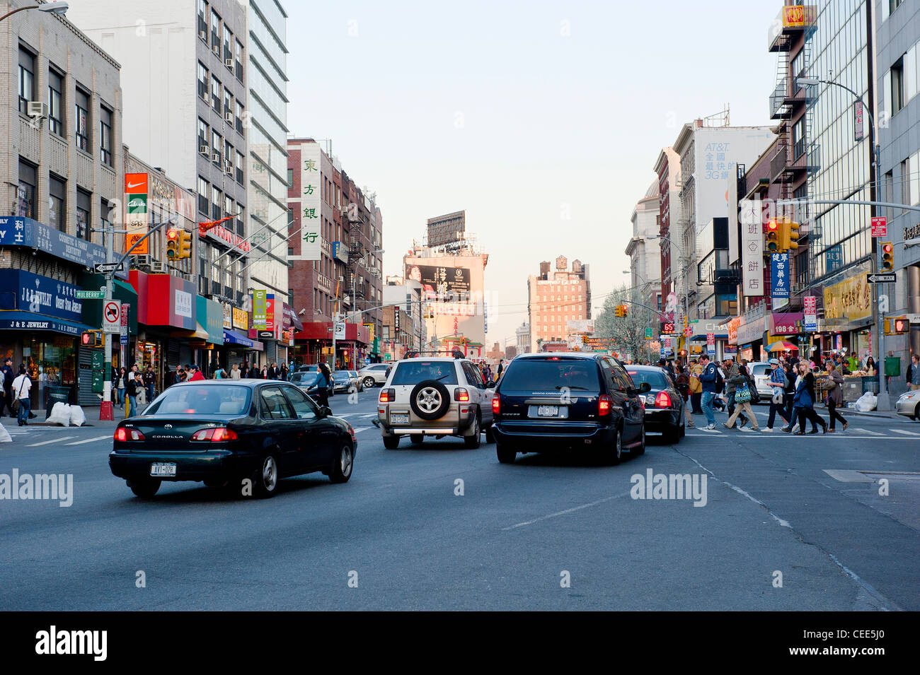 Verkehr und Straße Szene Canal Street, Chinatown, New York City, NY USA. Verkehr in Richtung Kosciusko Bridge und Brooklyn Stockfoto