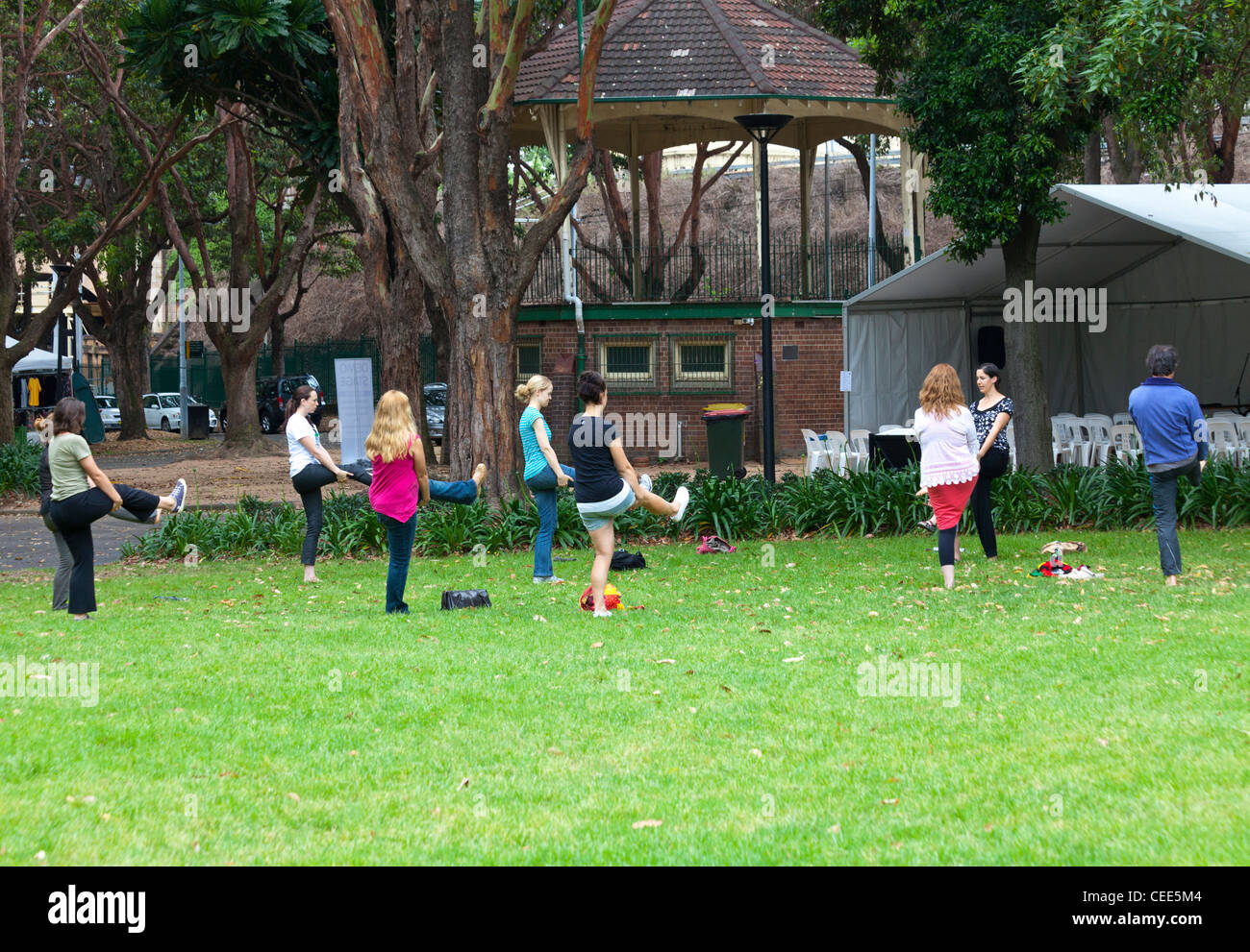 Öffnen Sie Luft-Yoga-Kurs, Belmore Park, Central, Sydney, Australien Stockfoto