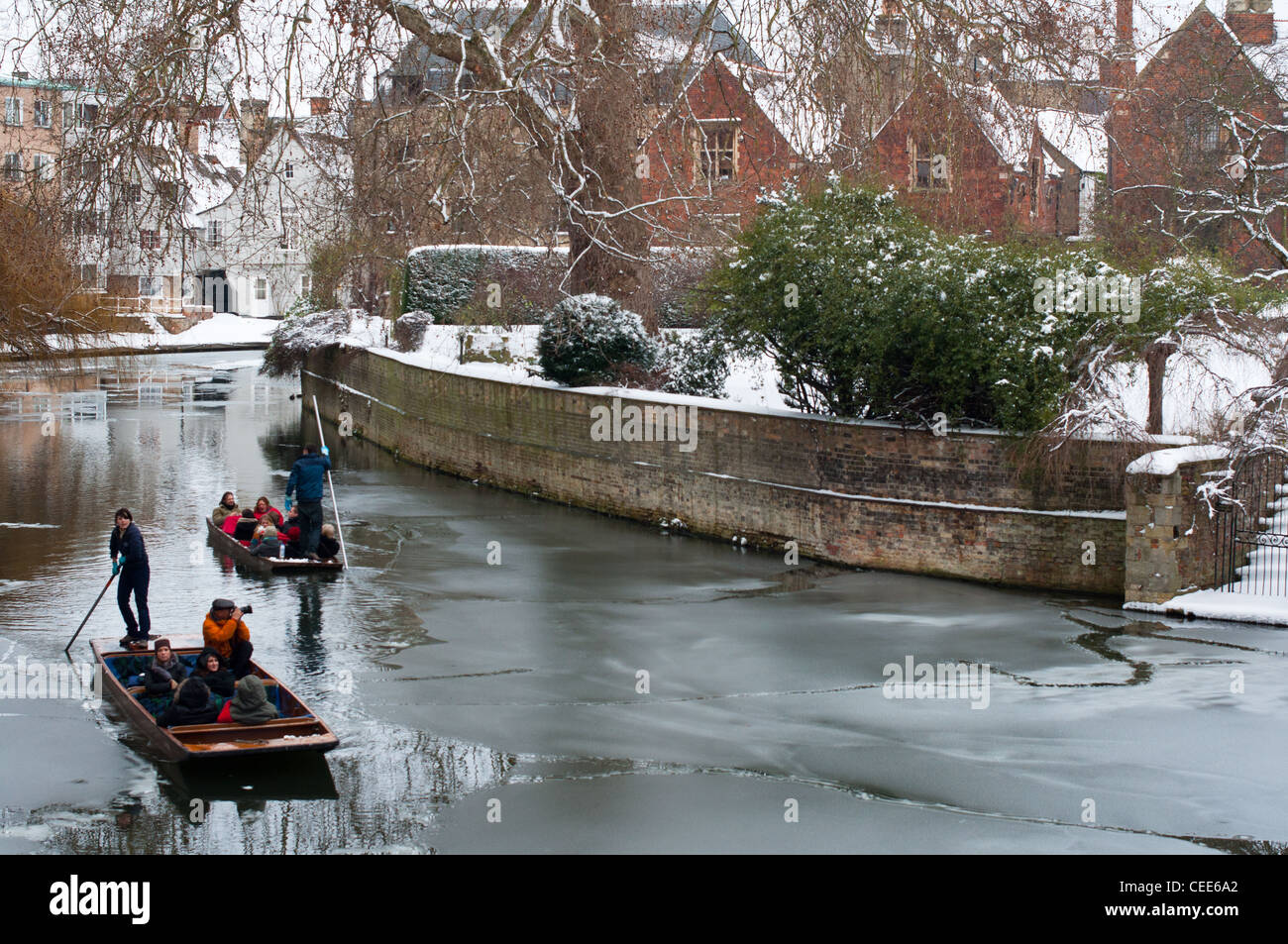 Bootfahren auf einem eisigen Fluss Cam. Cambridge. England. Stockfoto