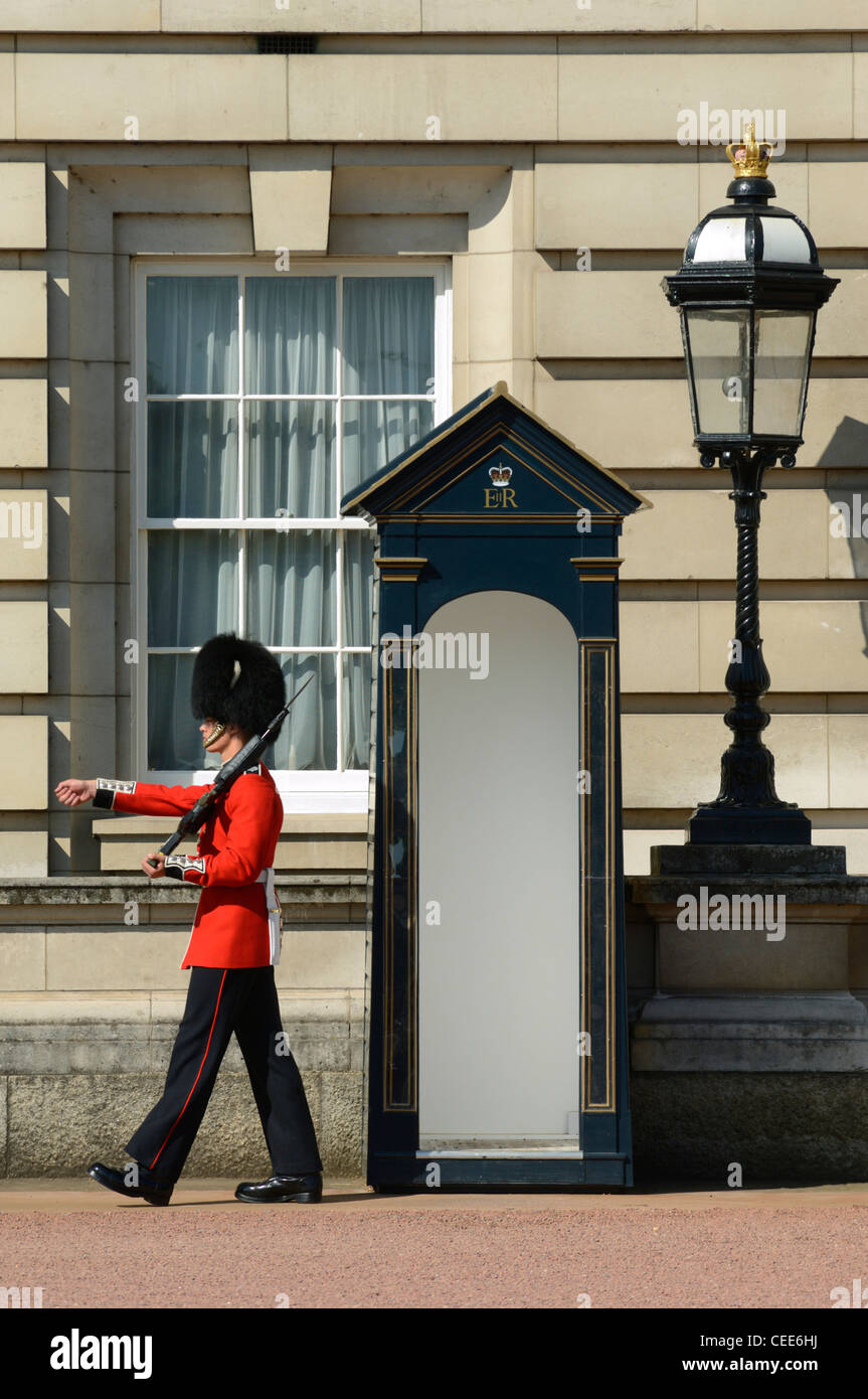 Garde zu Fuß vorne des Buckingham Palace, London, UK Stockfoto