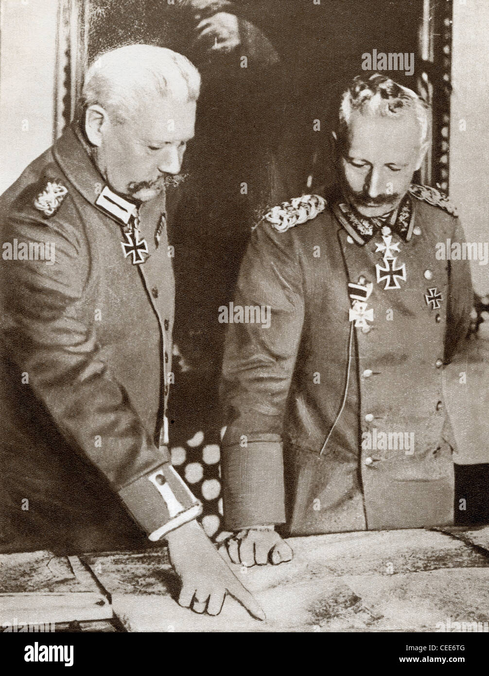 Kaiser Wilhelm II. (links) und Feldmarschall von Hindeburg Studium Karten während des ersten Weltkrieges. Stockfoto