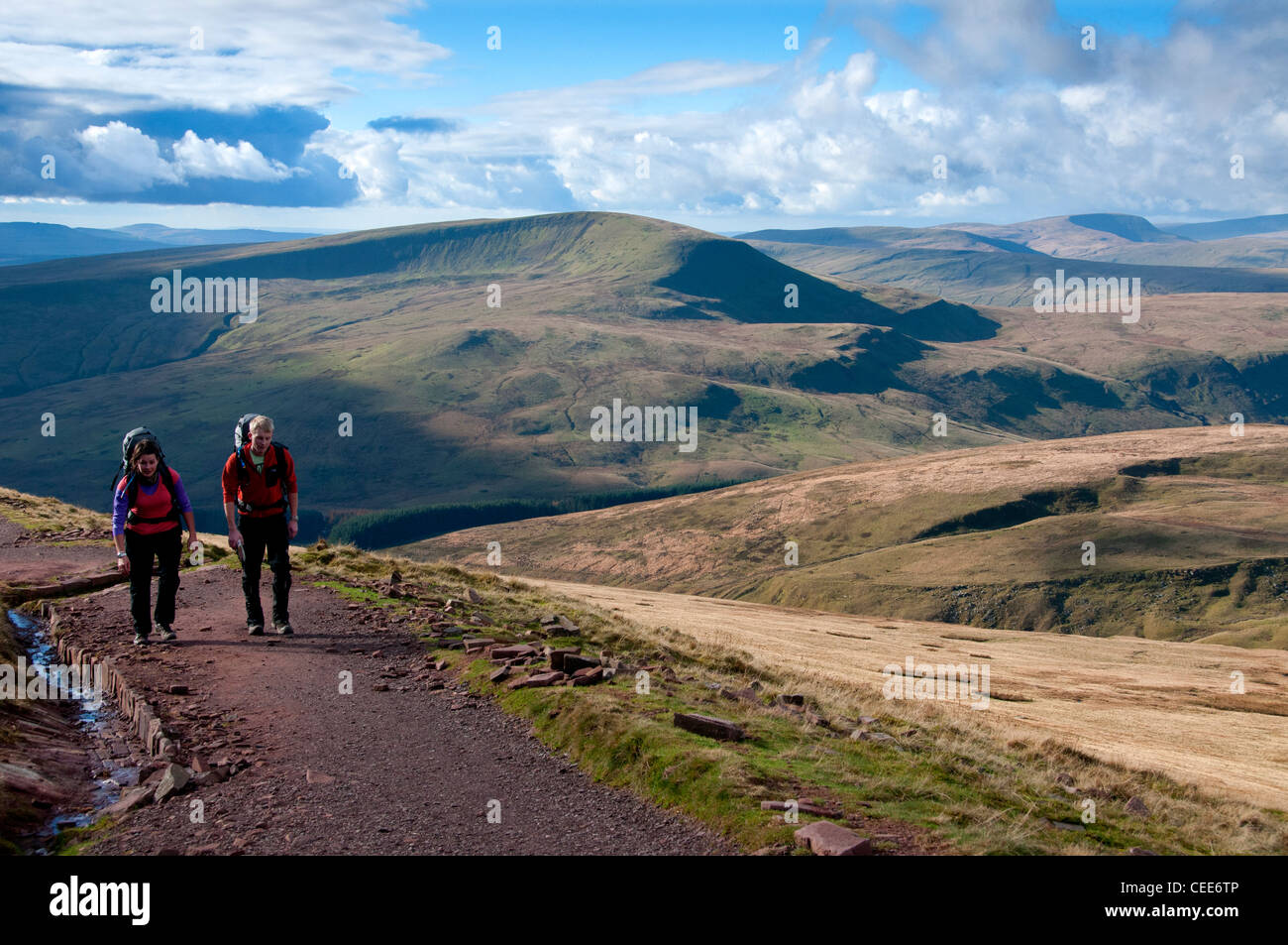 Wanderer auf dem Weg zum Pen y Fan mit Ventilator Faw Landschaft dahinter Stockfoto