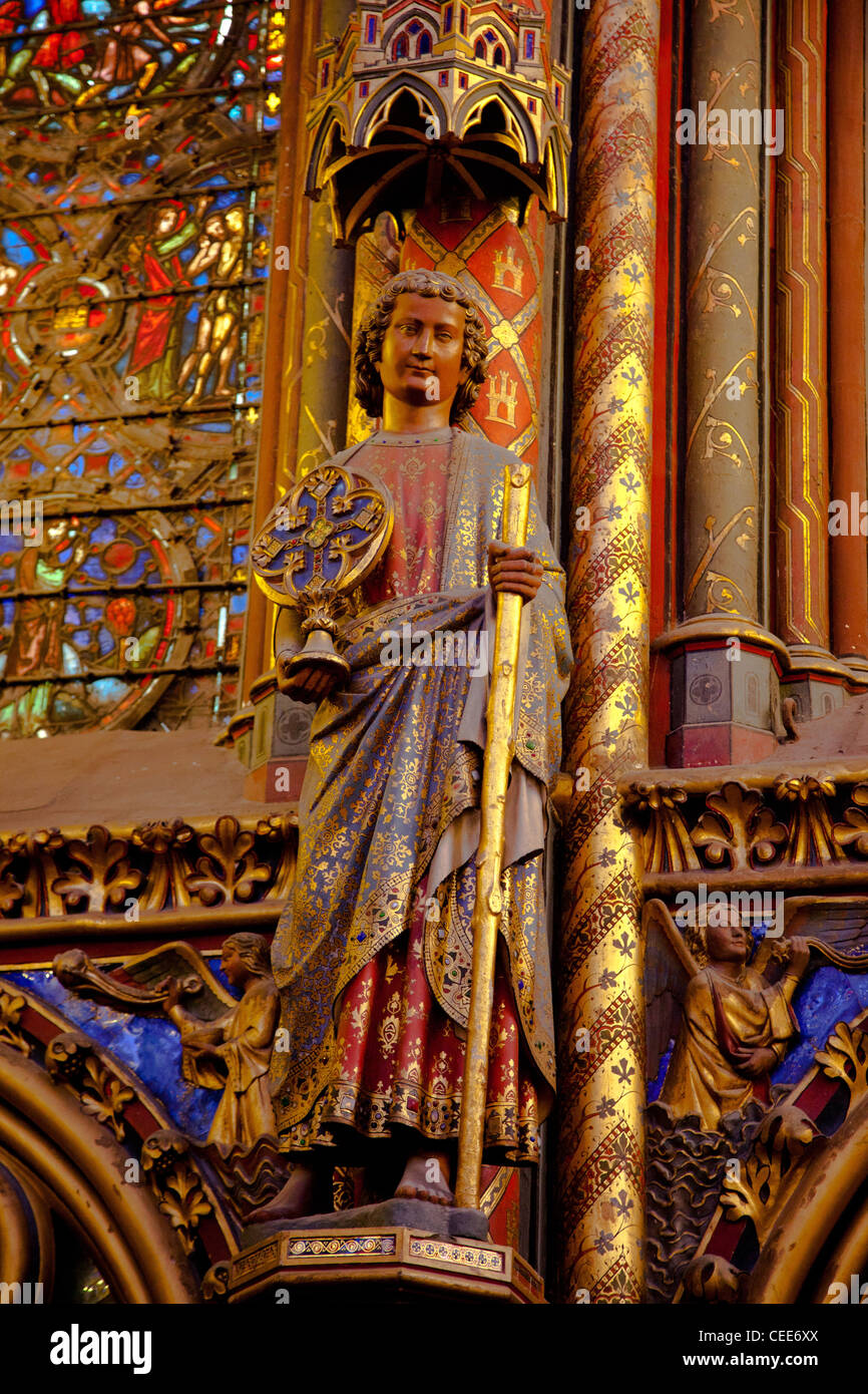 Eine mittelalterliche Statue von Saint Louis in Sainte-Chapelle in Paris Frankreich. Stockfoto