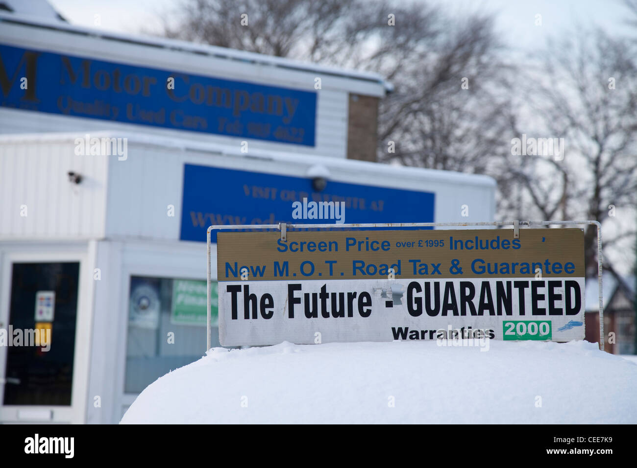 Eine lokale Pkw-Garage-Geschäft geschlossen aufgrund starker Schneefälle in Nottingham England UK Stockfoto