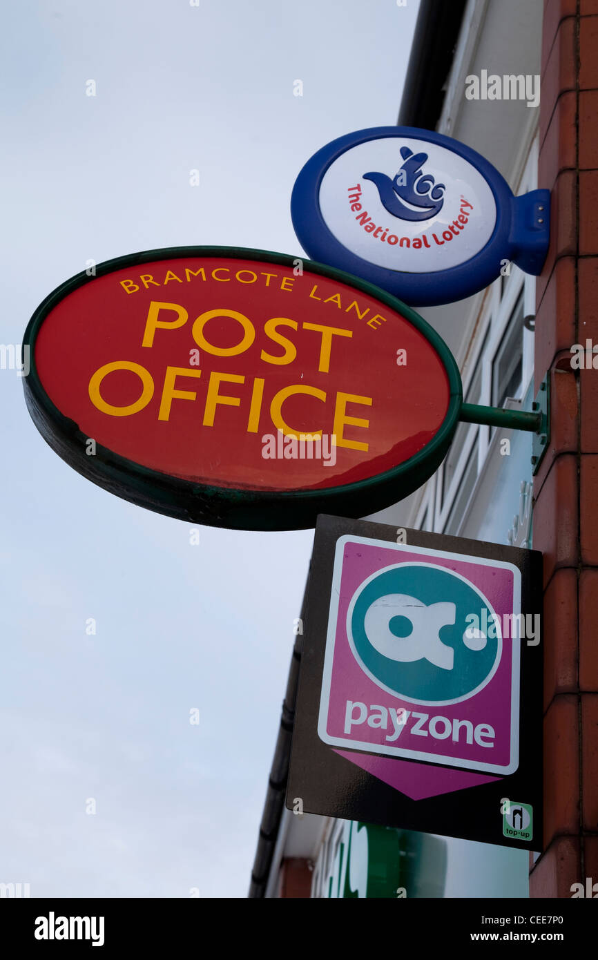Postamt Einrichtungen Payzone und nationale Lotterie Zeichen außerhalb Nottingham England UK Stockfoto