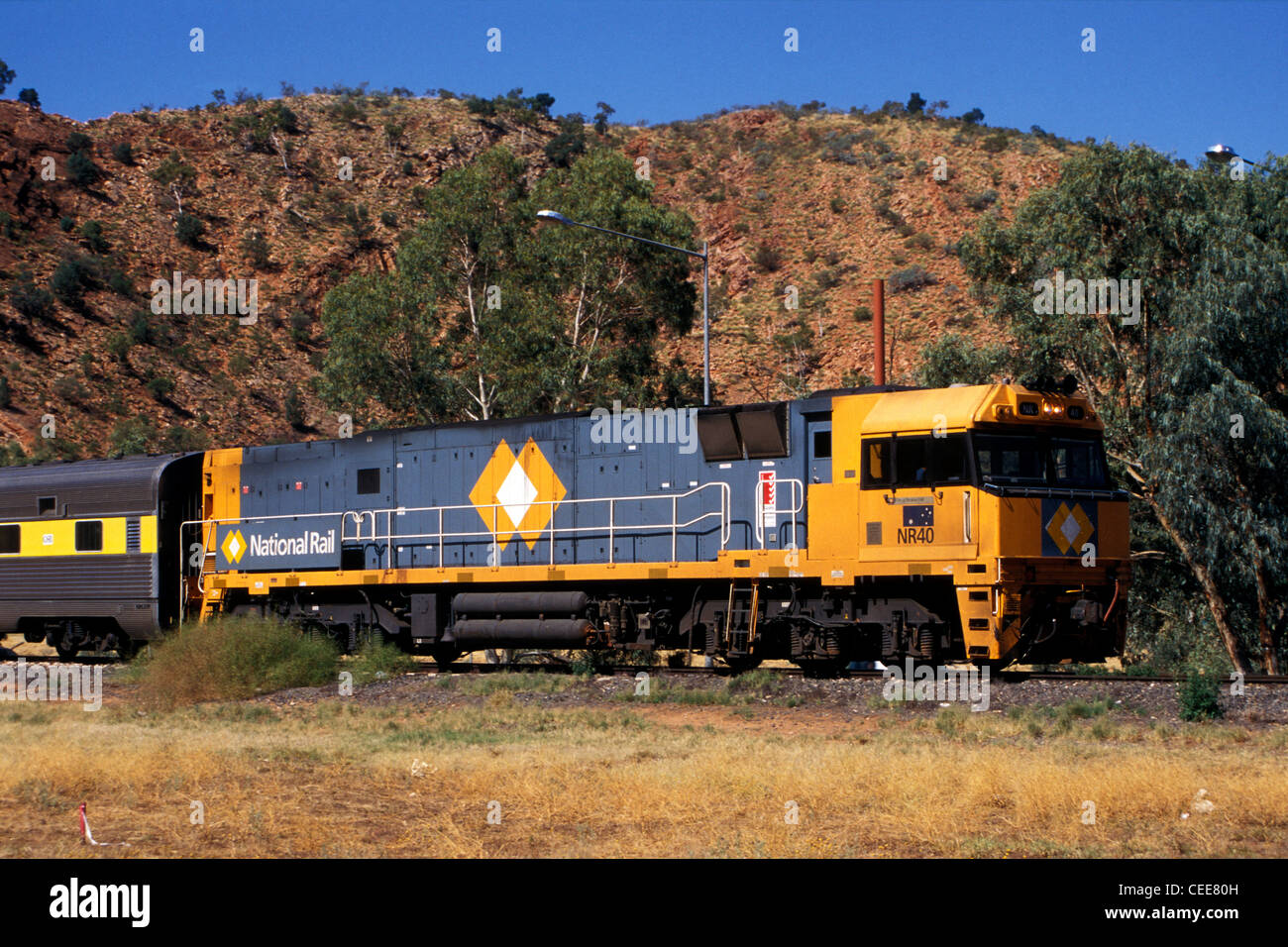 Der Ghan-Zug fährt nach Süden durch Heavitree Gap, Alice Springs, Zentralaustralien, um 2008. Rollendes Material trägt jetzt die Lackierung des derzeitigen Betreibers. Stockfoto