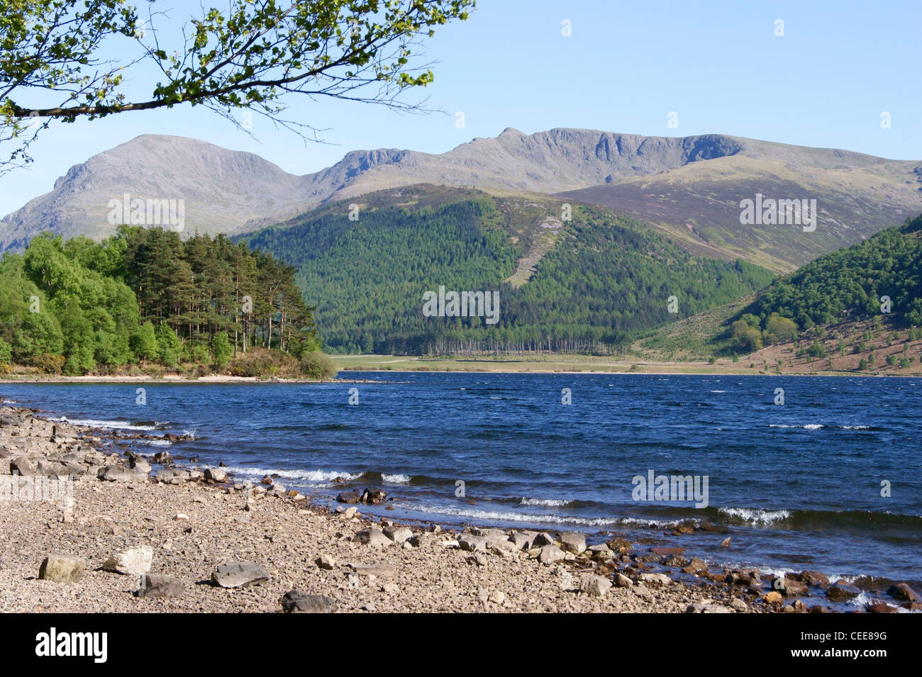 Ennerdale Wasser, schöne friedliche mit hervorragender Aussicht, unberührte mit majestätischen Fells rund um Stockfoto