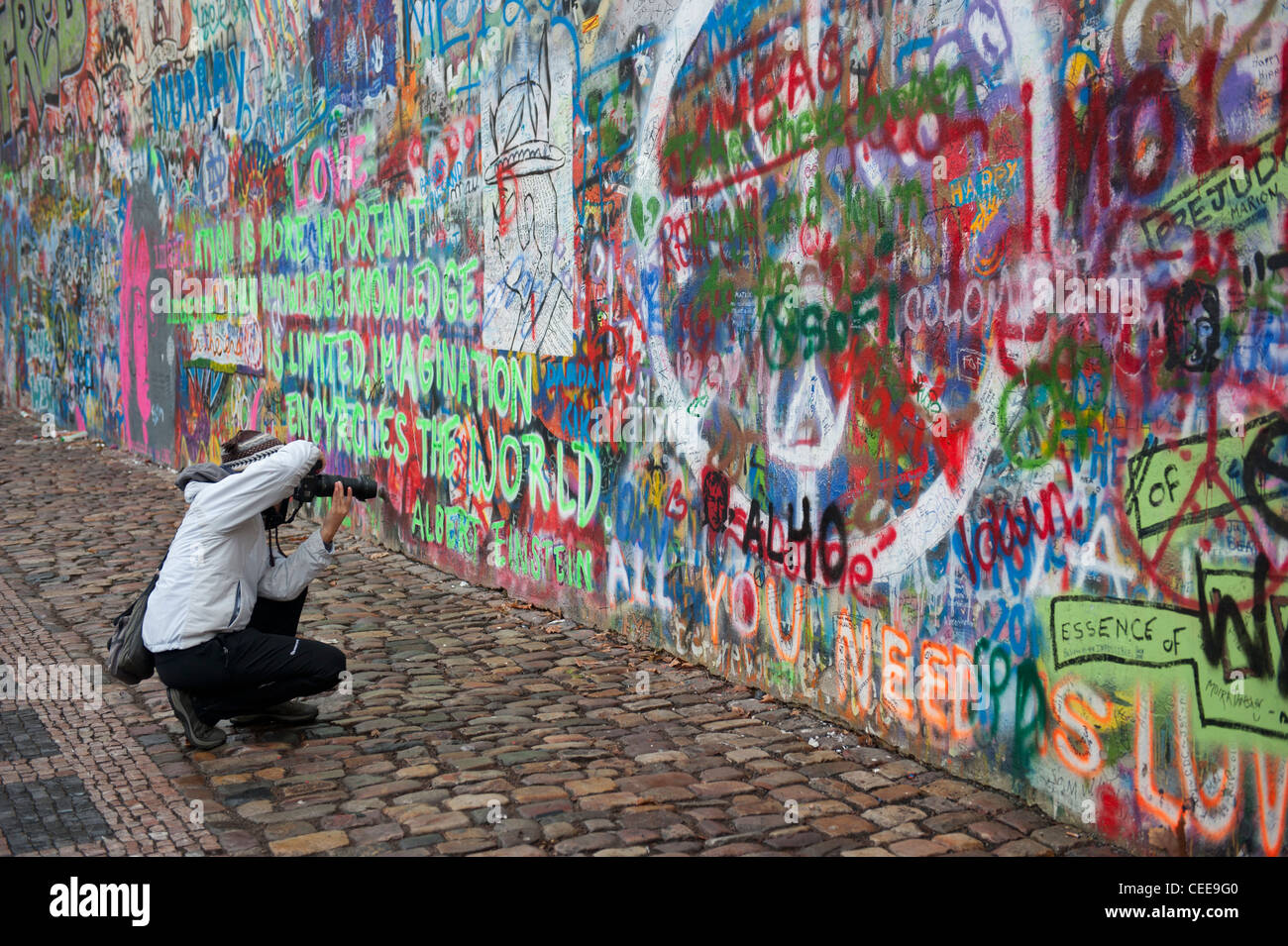 Touristen an der John Lennon-Tribut Wand in der Mala Strana von Prag, Tschechische Republik Stockfoto