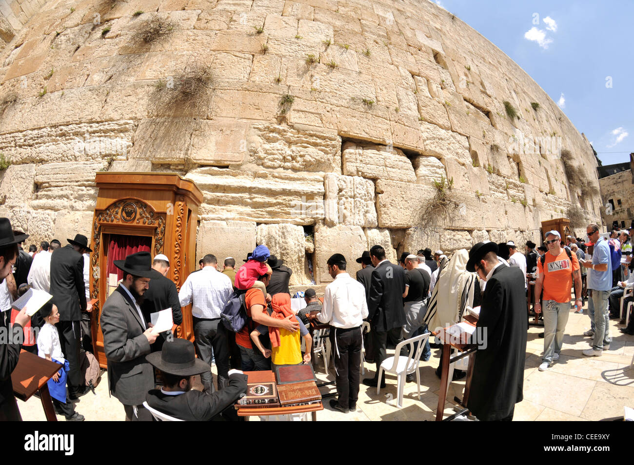 Jüdische Gebete und Pilger neben Klagemauer in Jerusalem, Israel. Stockfoto