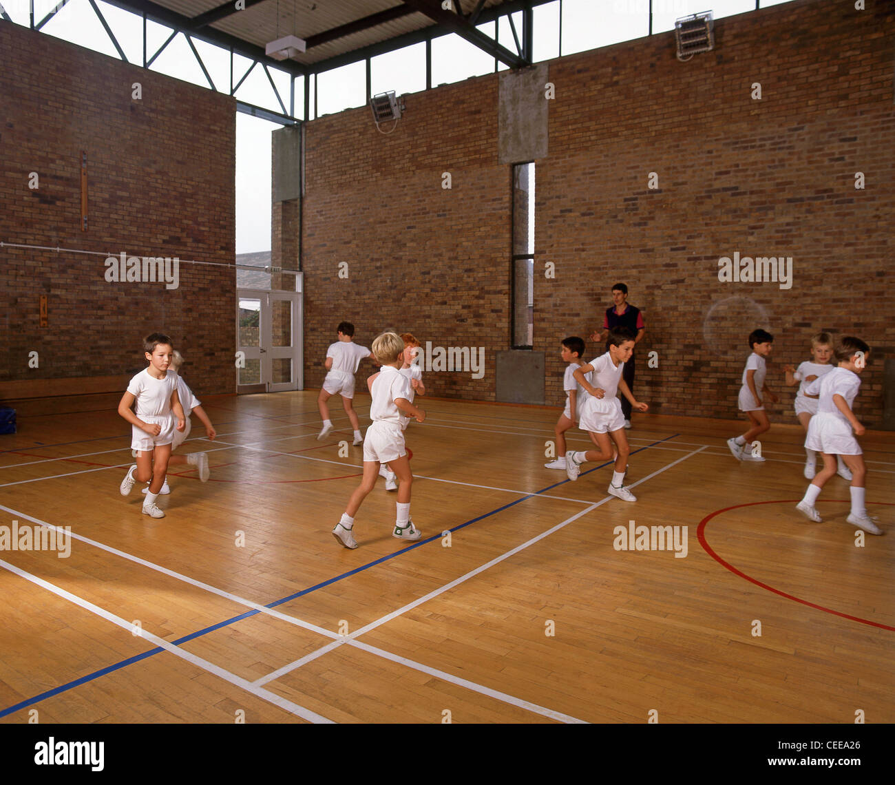 Kinder trainieren in Schule Turnhalle, Surrey, England, Vereinigtes Königreich Stockfoto
