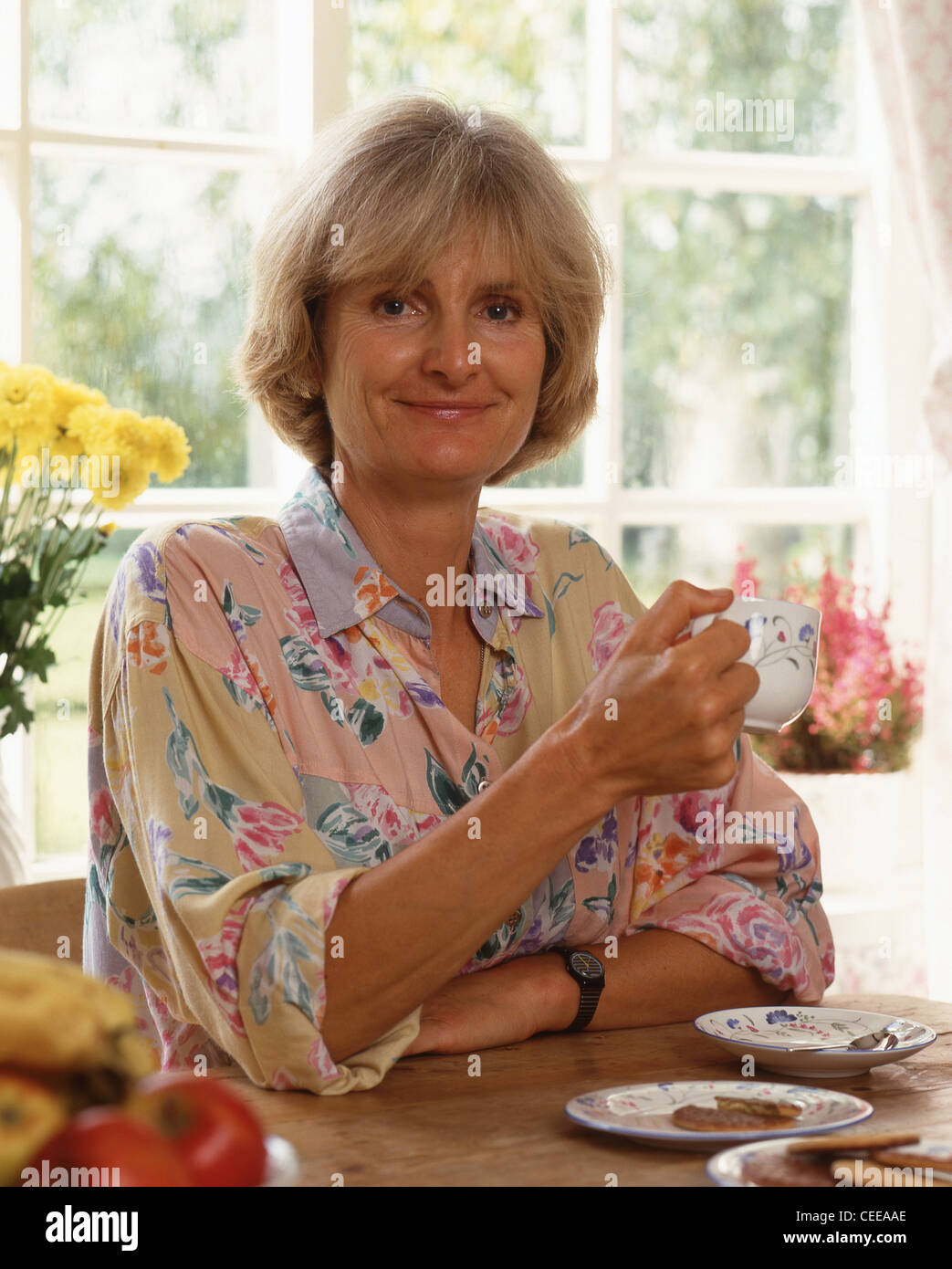 Frau mittleren Alters, die Tasse Tee, Berkshire, England, Vereinigtes Königreich Stockfoto