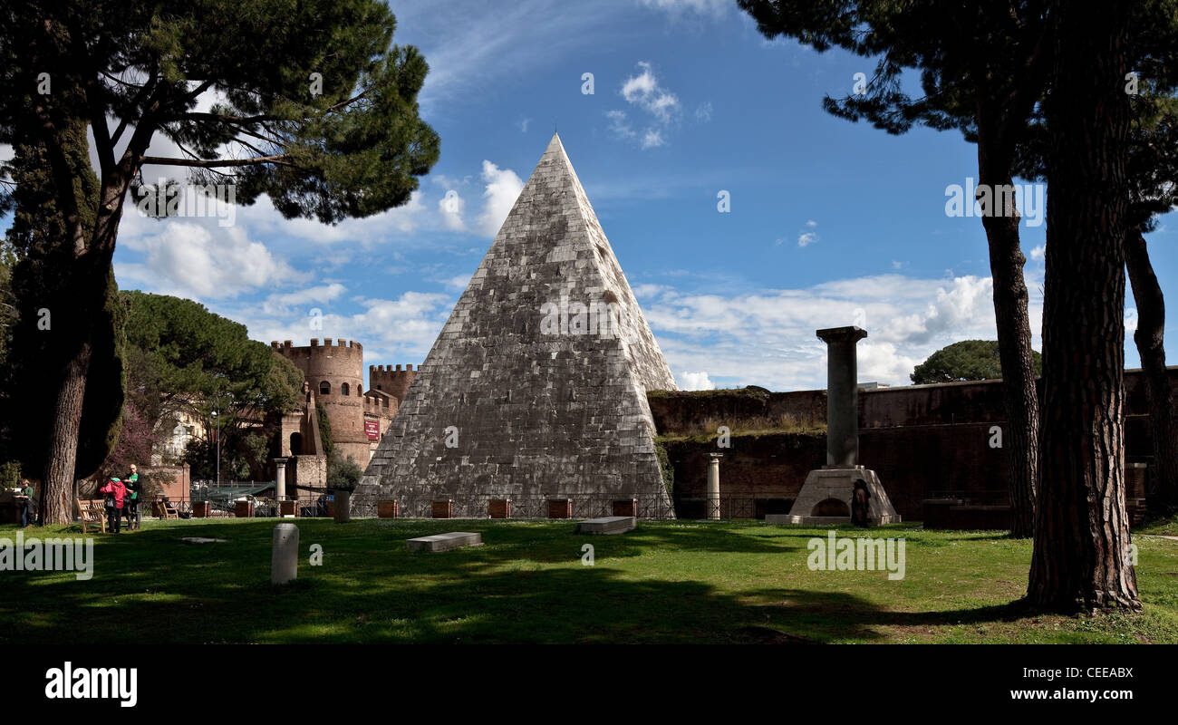 Rom, Cestiuspyramide, Pyramide des Caius Cestius Stockfoto