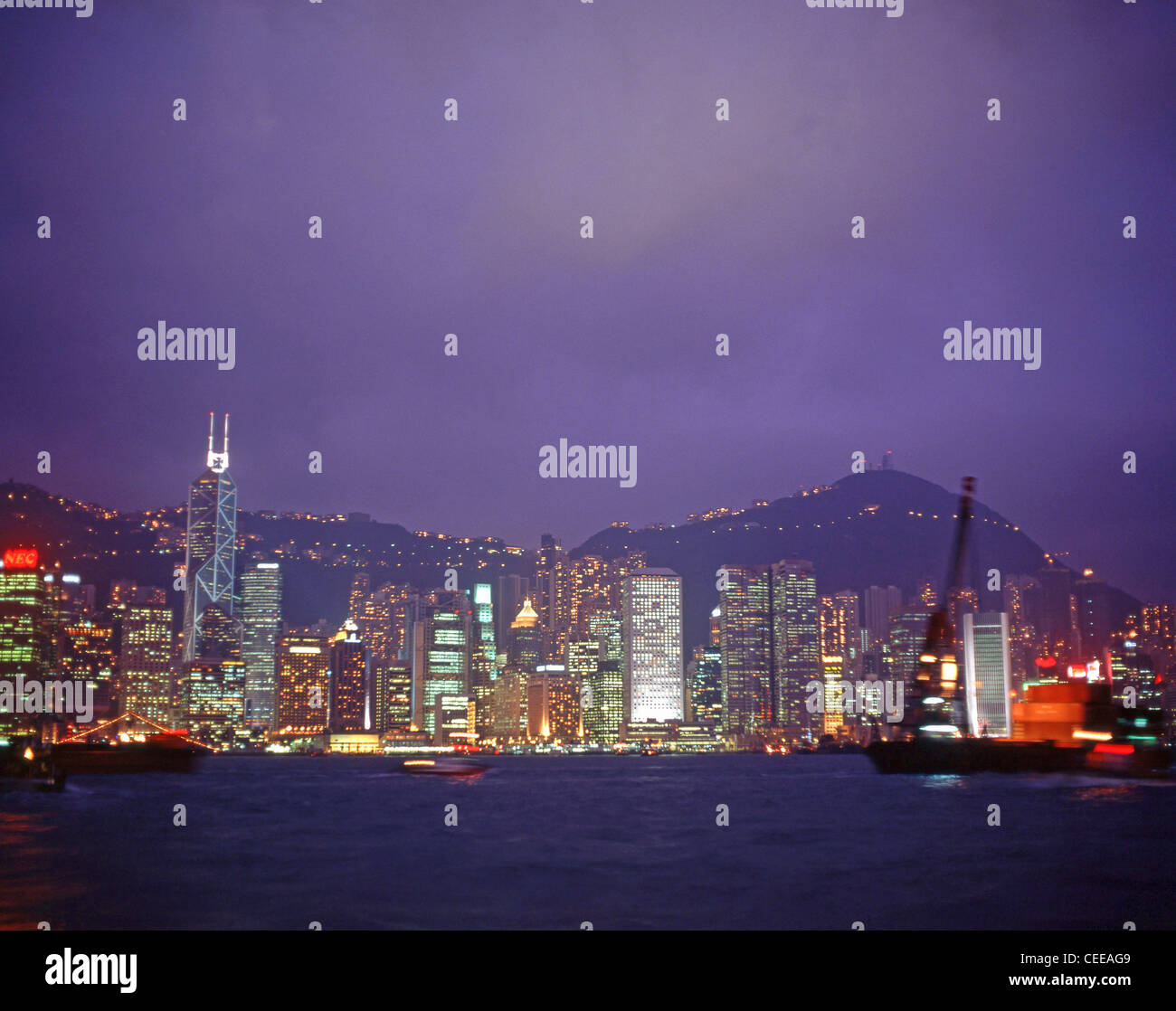 Blick auf die Stadt in der Dämmerung von Kowloon, Hong Kong Island, Hongkong, Volksrepublik China Stockfoto