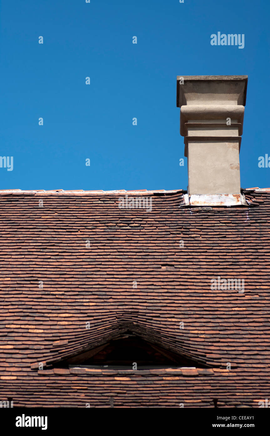 alten Terrakotta Stil keramische Dachziegel auf ein altes Haus in Budapest, Ungarn Stockfoto