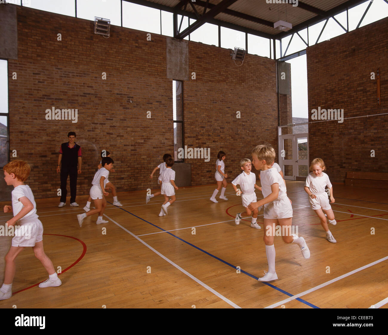 Schülerinnen und Schüler trainieren im Fitnessraum, Surrey, England, Vereinigtes Königreich Stockfoto