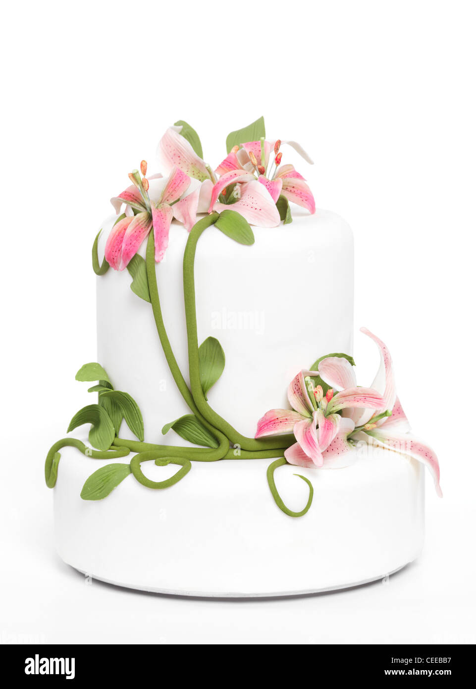 Torte mit Lilien isoliert auf weißem Hintergrund Stockfoto