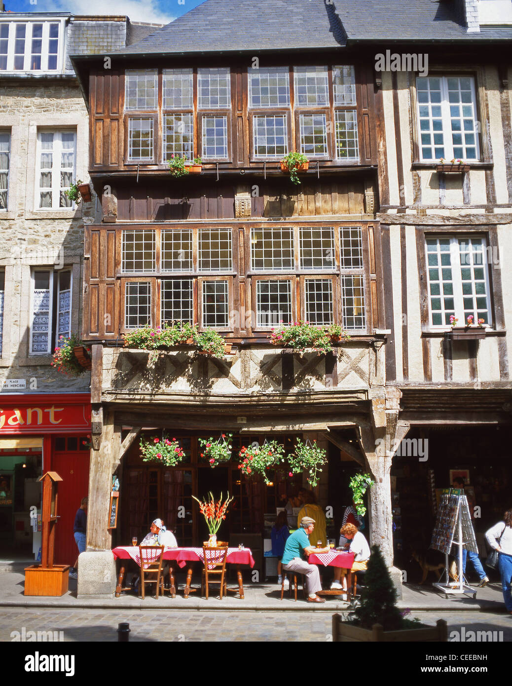 Restaurant im Freien, Ort des Merciers, Dinan, Côtes-d ' Armor, Bretagne, Frankreich Stockfoto