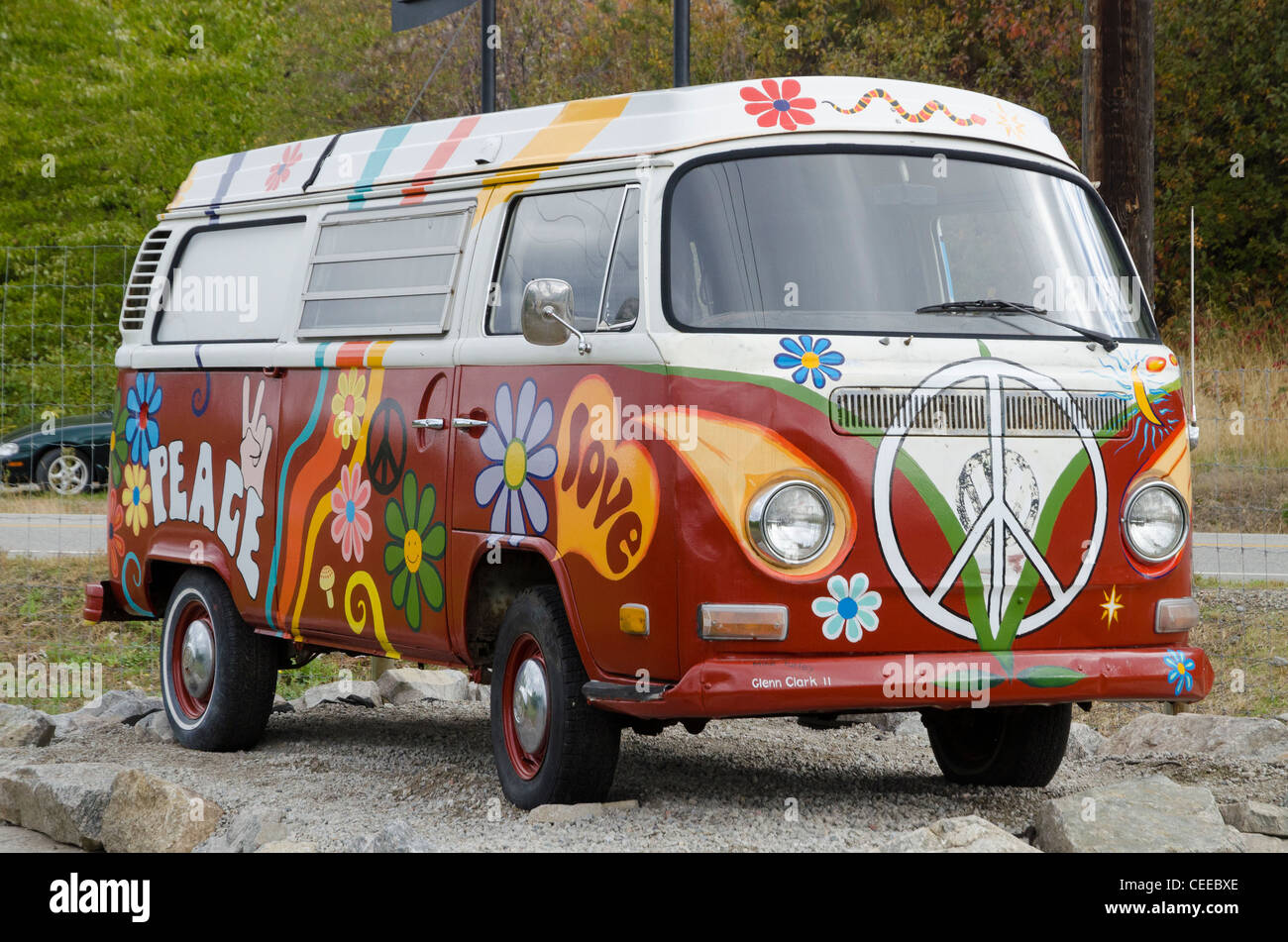 Volkswagen gemalt, Hippie van, Ruby Blue Weingut Naramata Bank, British Columbia, Kanada Stockfoto