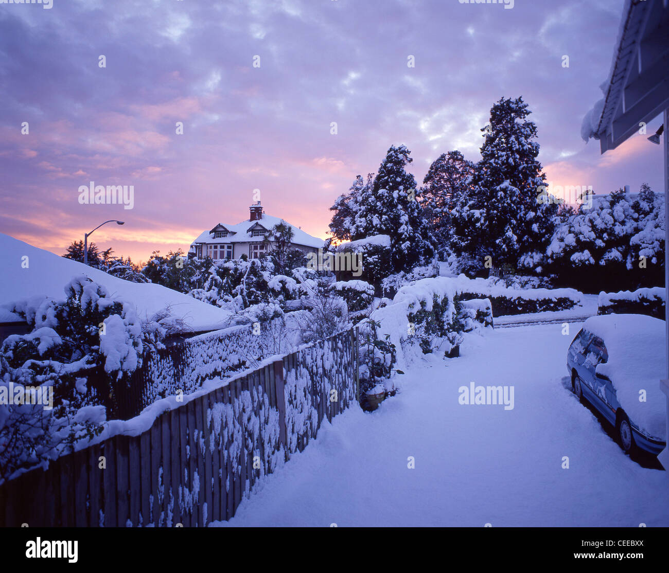 Winter-Schnee-Szene bei Sonnenaufgang, Dyers Pass Road, Cashmere, Christchurch, Region Canterbury, Südinsel, Neuseeland Stockfoto