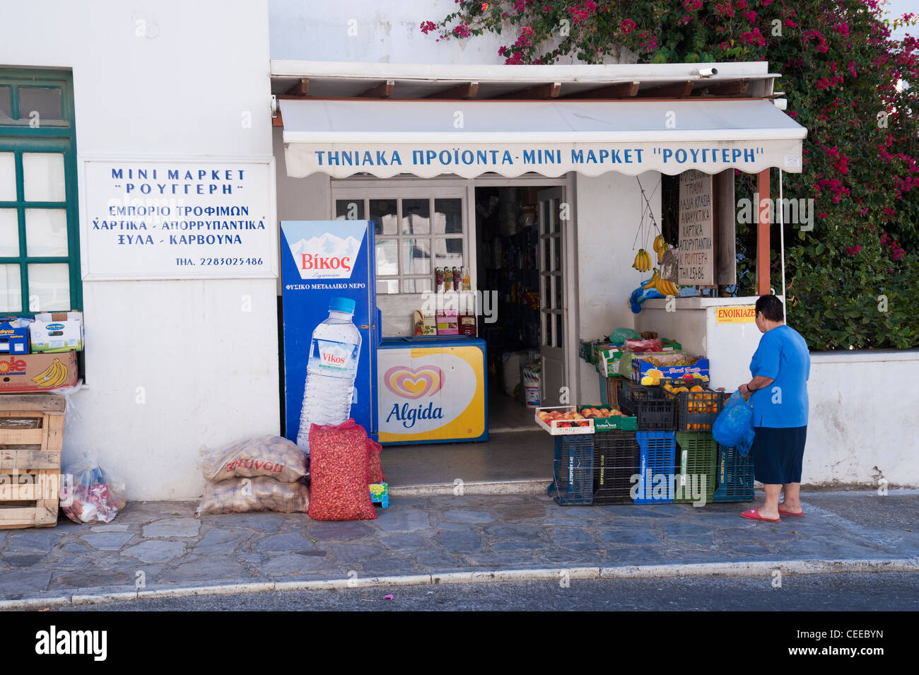 Griechin kaufen Obst auf einem kleinen Markt in Tinos-Stadt auf der griechischen Kykladen Insel Tinos. Stockfoto