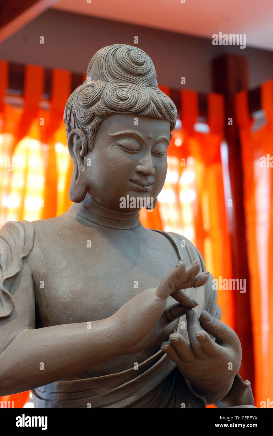 Nahaufnahme der Buddha-Statue mit Mudra Handzeichen Stockfoto